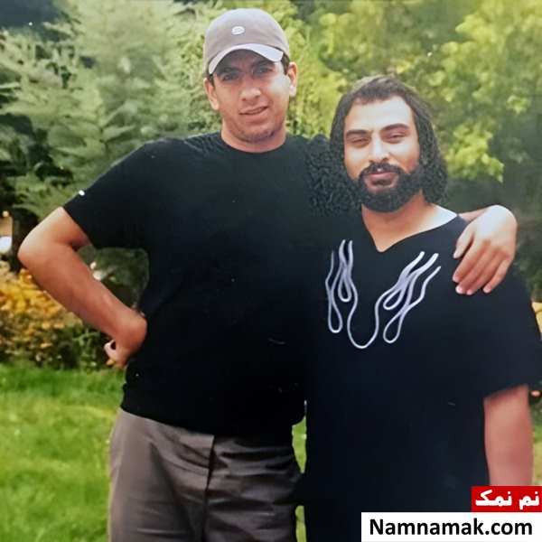 امید حاجیلی در کنار ناصر عبداللهی