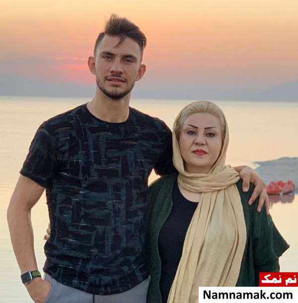 محمدرضا آزادی و مادرش