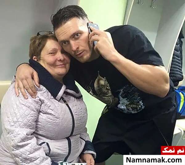 اولکساندر اوسیک و مادرش