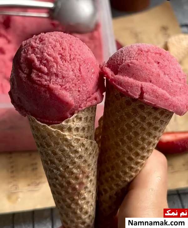 طرز تهیه بستنی توت فرنگی ژله ای خانگی؛ همراه عکس و نکات کلیدی