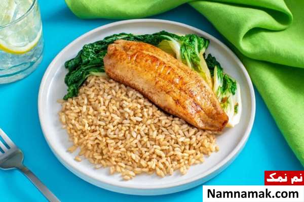 ماهی گریل و برنج قهوه ای