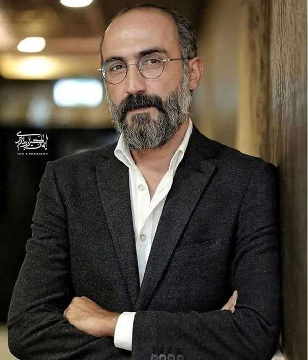 تیفوسی های استقلال