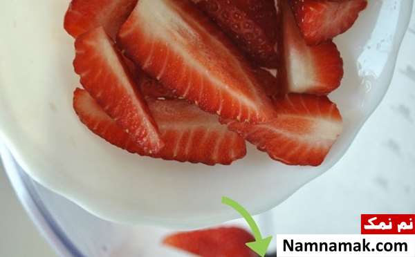 میلک شیک توت فرنگی و موز