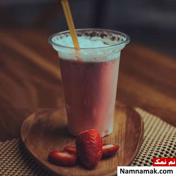 نوشیدنی با توت فرنگی و شیر