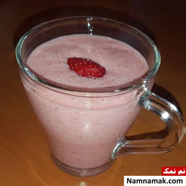 نوشیدنی با توت فرنگی و شیر