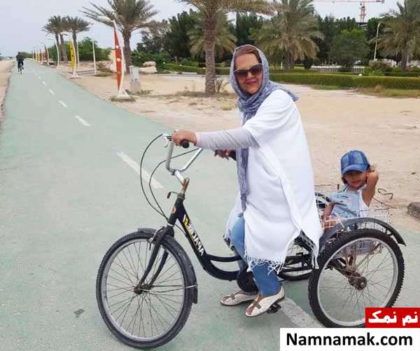 کودکی ستایش رجایی نیا در کنار مادرش