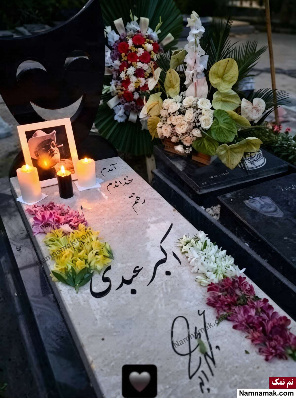 سنگ مزار اکبر عبدی سنگ مزار اکبر عبدی