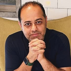 بیوگرافی حامد مومنی فدراسیون فوتبال و همسرش