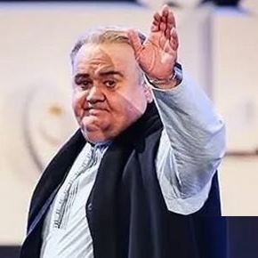 عکس سنگ قبر اکبر عبدی با شعر روی مزارش