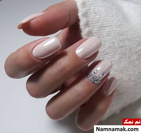 طراحی ناخن عروس سفید ساده و اکلیلی