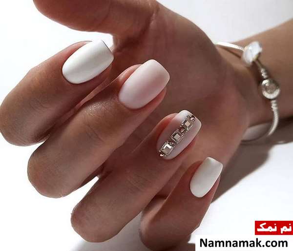طراحی ناخن عروس سفید ساده و اکلیلی