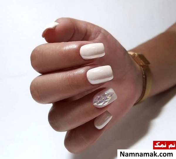 طراحی ناخن عروس سفید ساده و اکلیلی