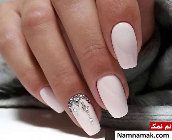 طراحی ناخن عروس سفید ساده و اکلیلی