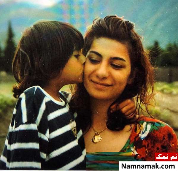 عکس کودکی سوگند در آغوش مادرش