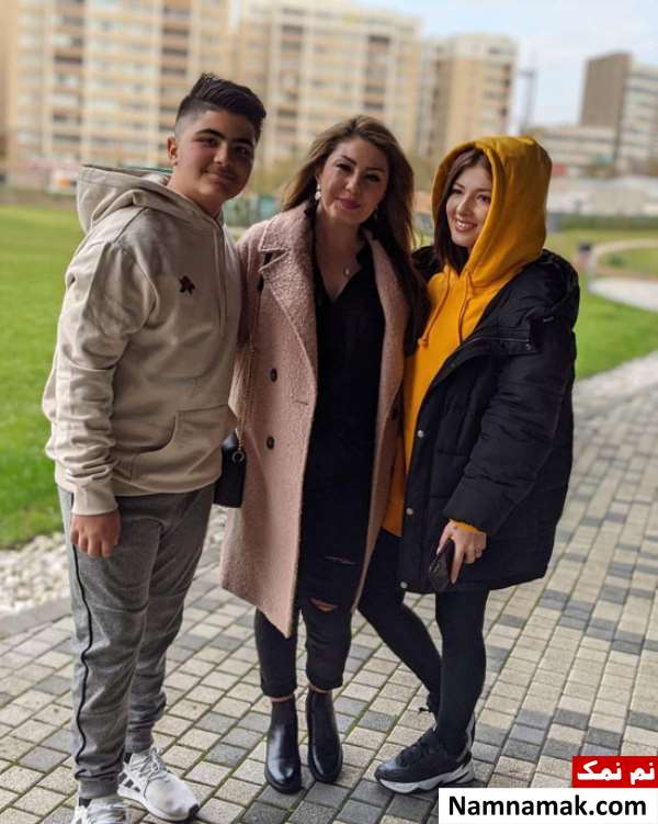 دنیا دادرسان و مادر و برادرش