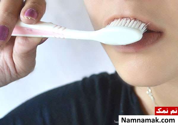 جلوگیری از ترک خوردن رژ روی لب جلوگیری از ترک خوردن رژ روی لب