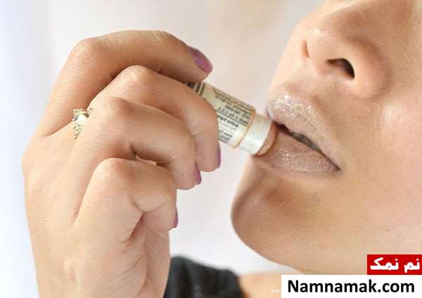 جلوگیری از ترک خوردن رژ روی لب جلوگیری از ترک خوردن رژ روی لب