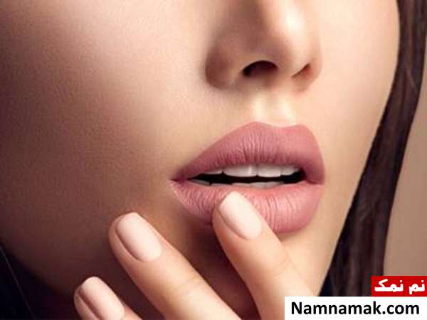 لایه برداری قبل از رژ لب زدن رژ لب زدن