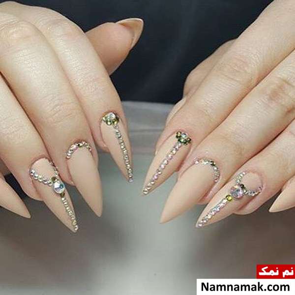 کاشت ناخن بادامی
