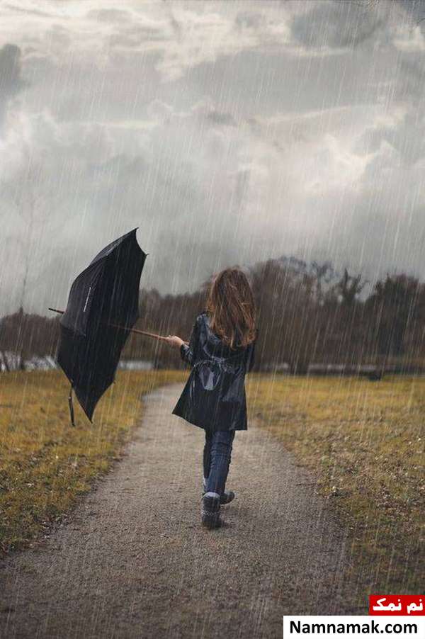 ژست دخترانه برای زیر باران