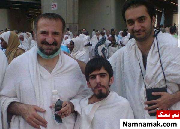 نیما کرمی نیما کرمی در کنار مهران رجبی در سفر حج
