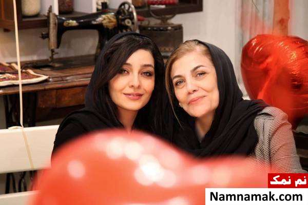 ساره بیات در کنار مادرش