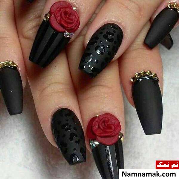 طراحی جذاب ناخن طراحی ناخن مشکی با گل قرمز