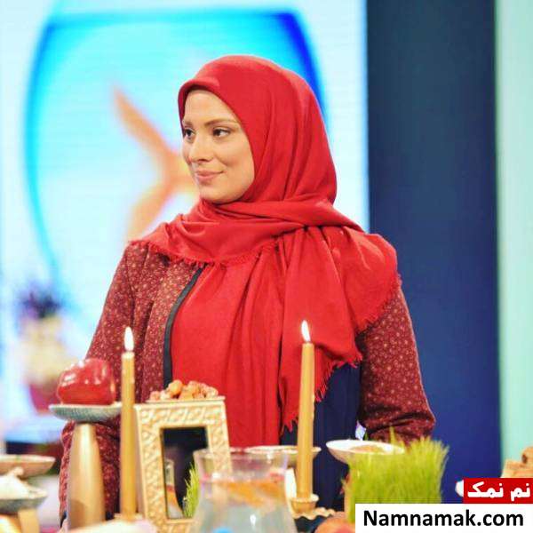 روشنک عجمیان در کنار سفره هفت سین در دستپپخت های خودمونی