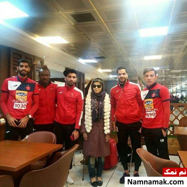 عکس مریم حیدرزاده با بازیکنان پرسپولیس