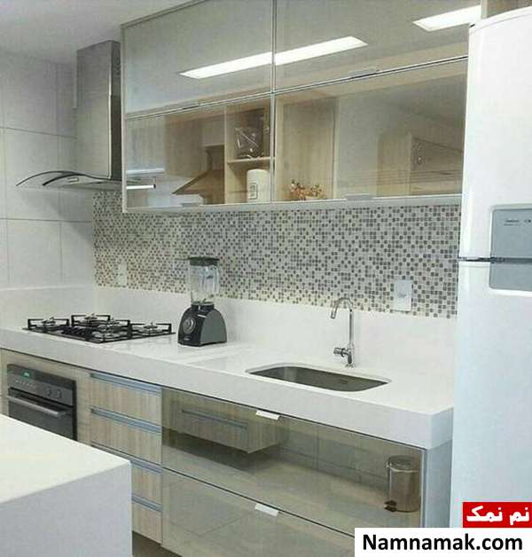 کابینت با در شیشه ای