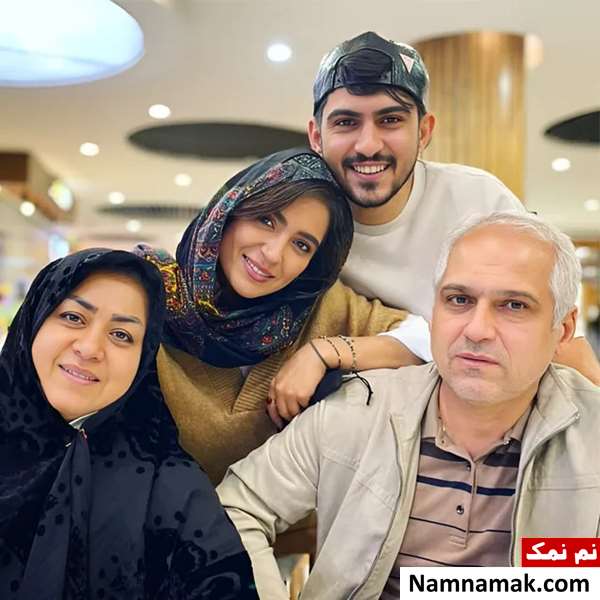 مونا کرمی و پدر و مادرش