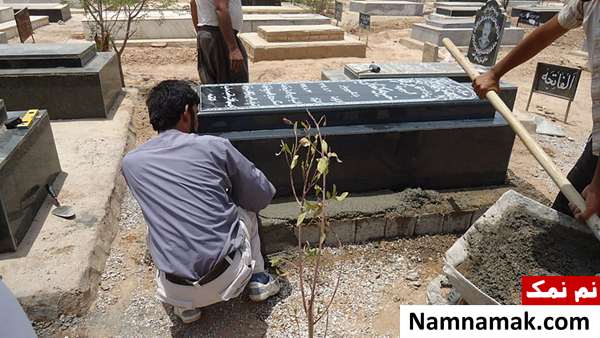 یک سنگ قبر در حال نصب