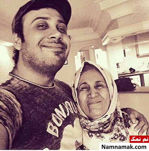 محسن چاوشی محسن چاوشی در کنار مادرش