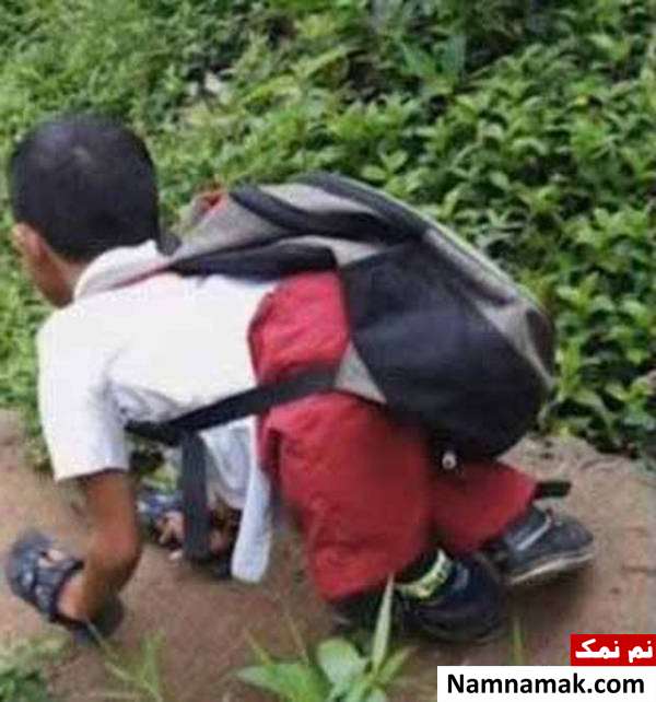 رفتن پسری به مدرسه به صورت چهار دست و پا