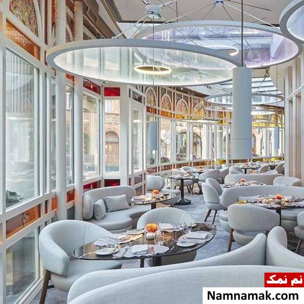 چیدمان رستوران مدرن با میز و صندلی شیک