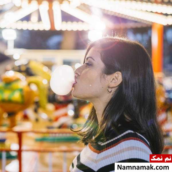 آدامس جویدن علت نفخ کردن