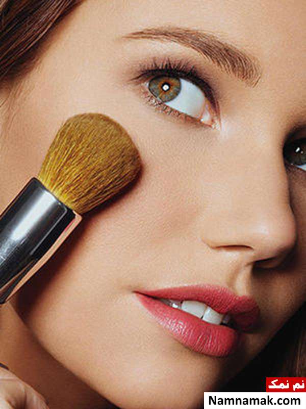 اشتباهات آرایشی ، خطاهای آرایشی ، آرایش زشت ، اشتباهات آرایشی که باید از آنها دوری کنید ، خطاهای آرایشی که موجب زشد دیده شدن می شوند خود را با پودر خفه نکنید