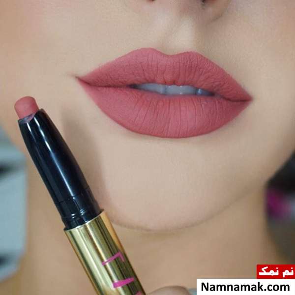 رژلب جام بهتره یا مایع؟ دلایل استفاده از رژ لب مایع ، رژ لب مایع بهتر است یا رژ لب جامد ، مزایای رژ لب مایع ، فرق بین رژ لب مایع با رژ لب جامد چیست ، تفاوت رژ لب مایع با رژ لب معمولی