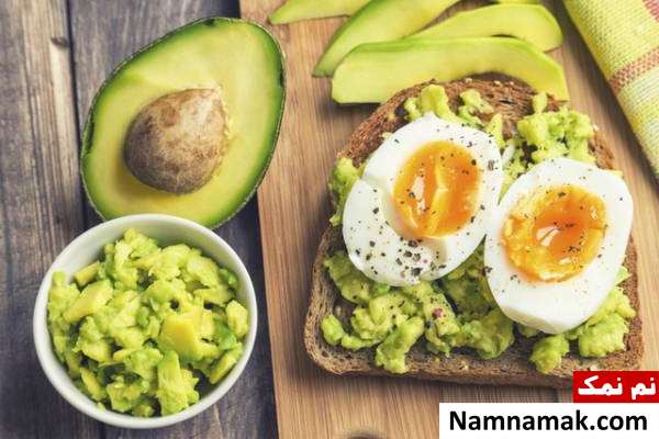 تخم مرغ و آوکادو ترکیب خوشمزه تخم مرغ با آوکادو