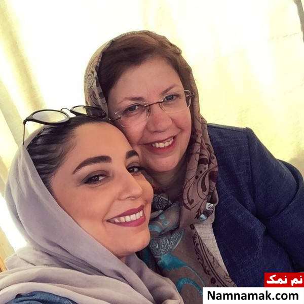 شیرین صمدی و مادرش شیرین صمدی مجری شبکه دو در کنار مادرش