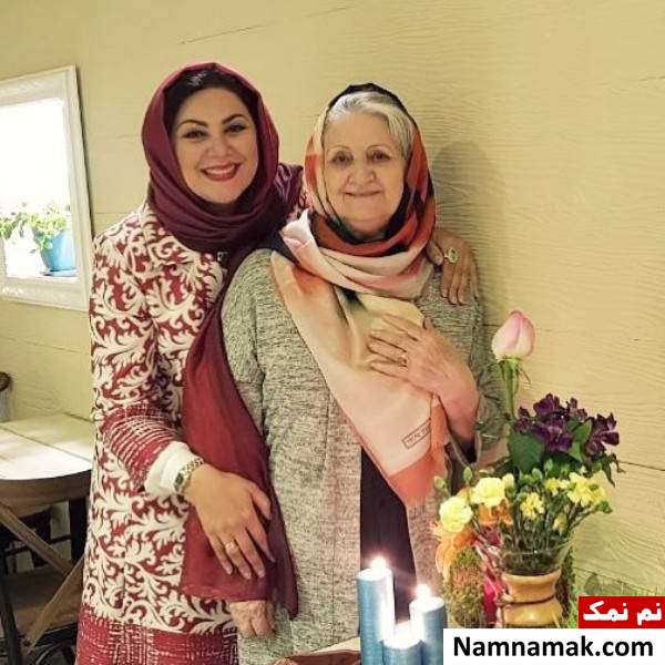 لاله اسکندری و مادرش لاله اسکندری در کنار مادرش