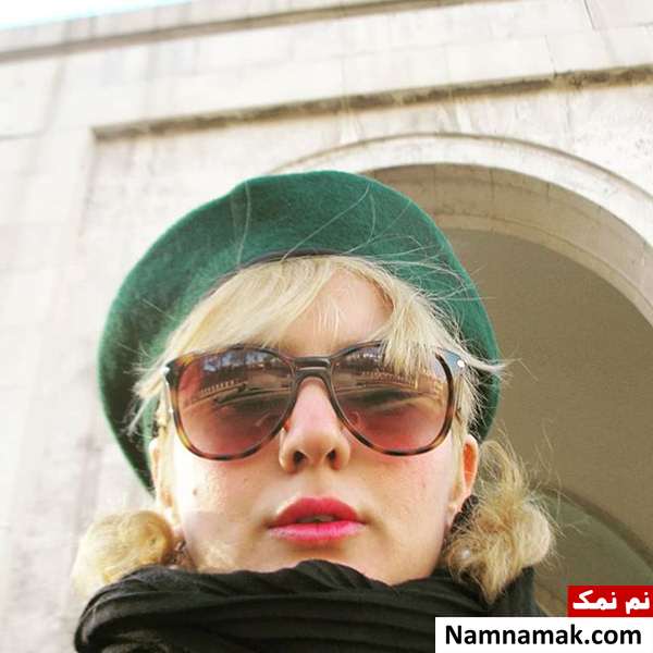 زهره ساداتی با عینک آفتابی
