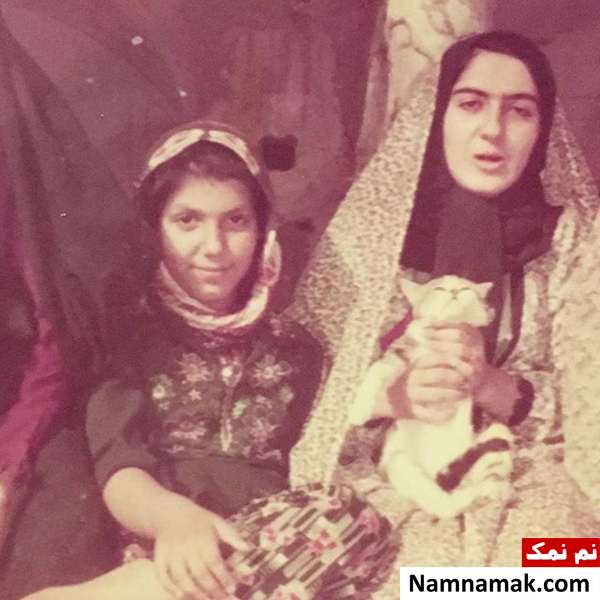 کودکی مرضیه بدرقه در کنار خواهرش نرگس