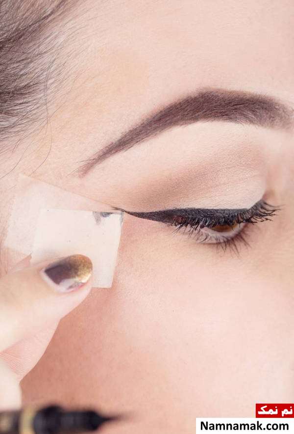 خط چشم گربه ای با استفاده از نوار چسب