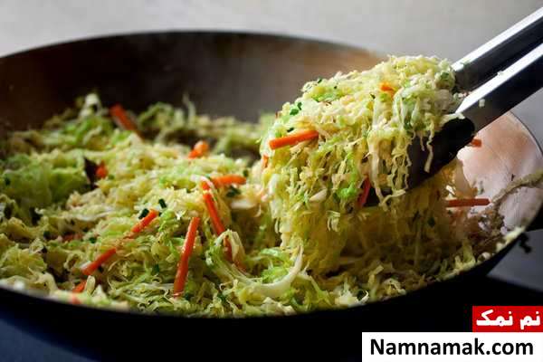 طرز تهیه کلم و هویج سرخ شده با لیمو