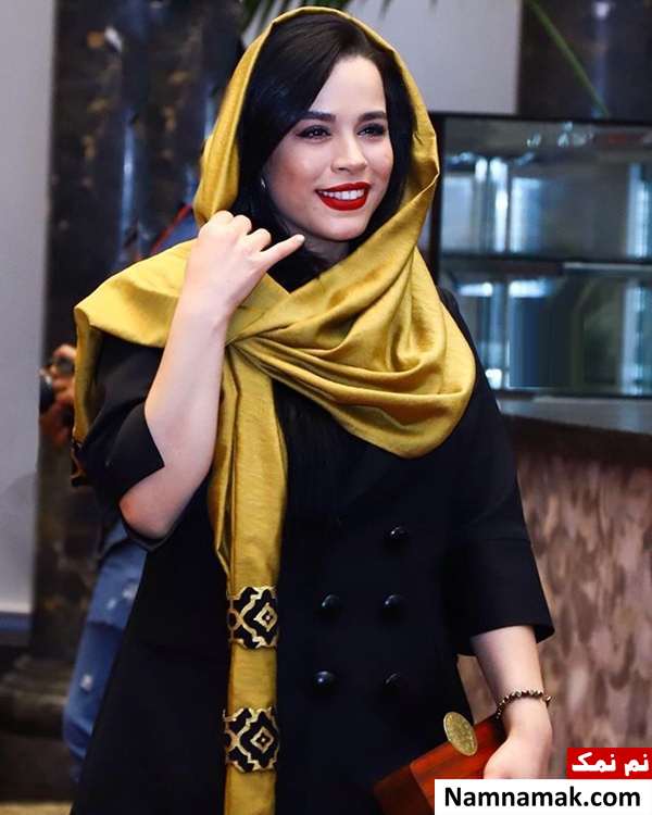 ملیکا شریفی نیا عکسی از ملیکا شریفی نیا در افتتاحیه فیلم ما همه با هم هستیم