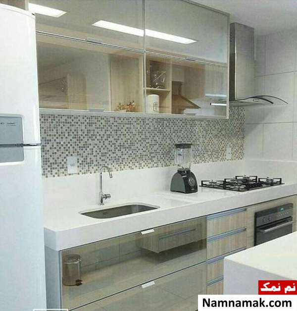 کابینت با در شیشه ای