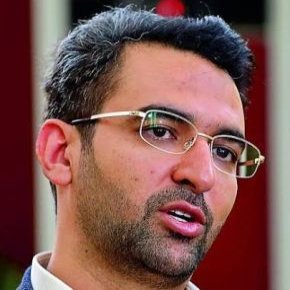 وزیر ارتباطات در حال فوتبال بازی کردن