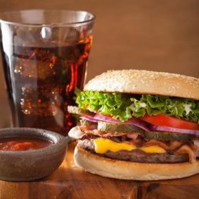 مضرات و عوارض خوردن همبرگر با نوشابه