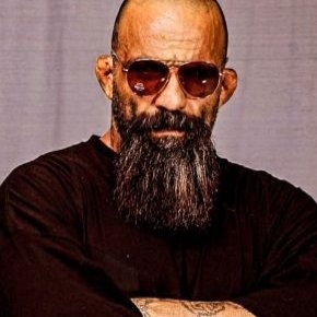 اکبر آزادی فر قهرمان معروف mma درس جوانمردی را برای کمک به ضعفا خوب یاد گرفت